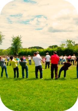 Grupo de personas participando en dinámica de integración al aire libre en Guillermo y Gloria