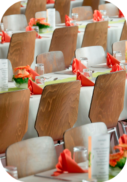 Espacio preparado para evento corporativo con mesas decoradas para experiencia empresarial
