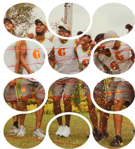 Grupo de colaboradores participando en actividad de team building con dinámica de trabajo en equipo al aire libre