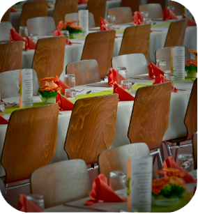 Evento corporativo con montaje de mesas y catering para experiencias empresariales