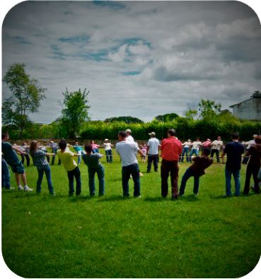Actividad de team building con grupo de personas en círculo en espacio al aire libre