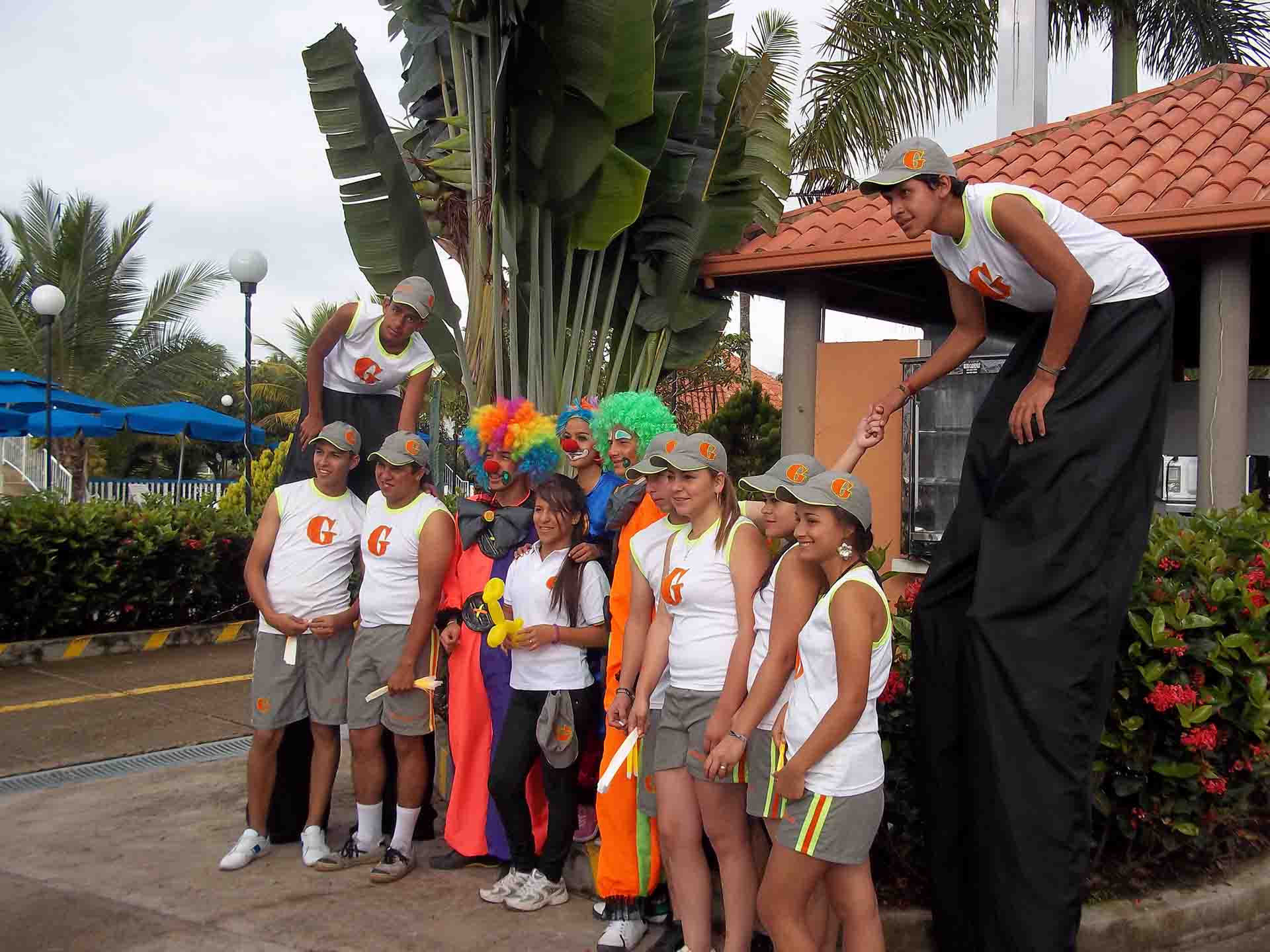 Equipo de animación y recreación en evento empresarial con zancos y personajes en Colombia
